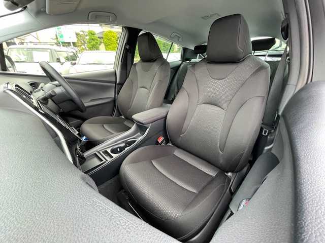 トヨタ プリウス S 静岡県 2020(令2)年 2.4万km スーパーホワイトⅡ ●純正ナビ/(フルセグ/CD/DVD/Bluetooth)/(ZSZT-W68T)/●バックカメラ/●レーダークルーズコントロール/●衝突被害軽減システム/●レーンキープアシスト/●LEDライト/●オートライト/●オートマチックハイビーム/●革巻きステアリング/●ステアリングスイッチ/●ETC/●電動格納ウィンカーミラー/●ドアバイザー/●プッシュスタート/●社外１５インチアルミホイール/●純正ホイールカバー/●W＋サイド＋カーテンSRS＋ABS/●取扱説明書/●保証書