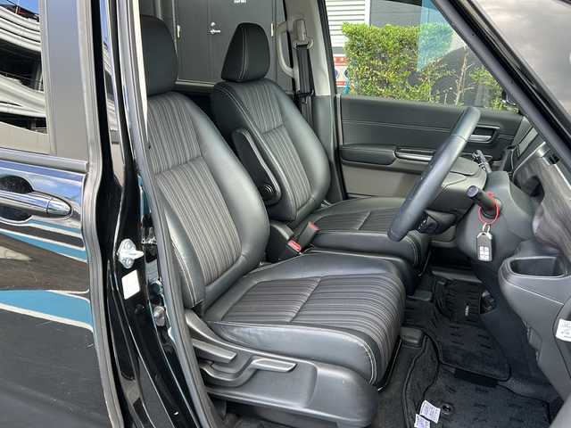 ホンダ フリード ハイブリット EX 広島県 2019(平31)年 4.5万km プレミアムスパークルブラックパール 禁煙車/ワンオーナー/ホンダセンシング/・衝突軽減ブレーキ〈CMBS〉/・誤発進抑制機能/・ACC〈アダプティブ・クルーズ・コントロール〉/・LKAS〈車線維持支援システム〉/・行者事故低減ステアリング/・路外逸脱抑制機能/・先行車発進お知らせ機能/・標識認識機能/Cパッケージ/Sパッケージ/・本革巻ステアリングホイール/・コンビシート&専用インテリア/・15インチアルミホイール/・シートバックアッパーポケット/コンフォートビューパッケージ/純正ナビ(VXM-194VFi)/・フルセグTV/CD/DVD/Bluetooth/SD/バックカメラ/両側パワースライドドア/ステアリングスイッチ/オートライト/LEDヘッドライト＋アクティブコーナリングライト/ハーフレザー/シートヒーター/スマートキー/プッシュスタート/スペアキー/前、後ドライブレコーダー/ETC/純正ドアバイザー/W+サイド+カーテンエアバック