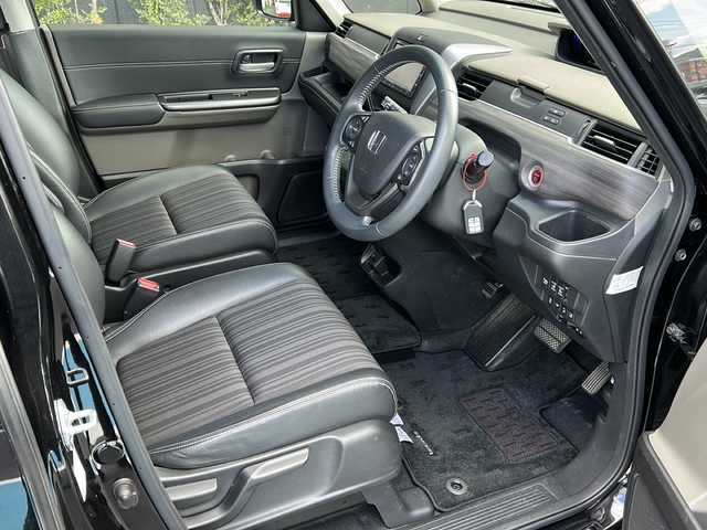 ホンダ フリード ハイブリット EX 広島県 2019(平31)年 4.5万km プレミアムスパークルブラックパール 禁煙車/ワンオーナー/ホンダセンシング/・衝突軽減ブレーキ〈CMBS〉/・誤発進抑制機能/・ACC〈アダプティブ・クルーズ・コントロール〉/・LKAS〈車線維持支援システム〉/・行者事故低減ステアリング/・路外逸脱抑制機能/・先行車発進お知らせ機能/・標識認識機能/Cパッケージ/Sパッケージ/・本革巻ステアリングホイール/・コンビシート&専用インテリア/・15インチアルミホイール/・シートバックアッパーポケット/コンフォートビューパッケージ/純正ナビ(VXM-194VFi)/・フルセグTV/CD/DVD/Bluetooth/SD/バックカメラ/両側パワースライドドア/ステアリングスイッチ/オートライト/LEDヘッドライト＋アクティブコーナリングライト/ハーフレザー/シートヒーター/スマートキー/プッシュスタート/スペアキー/前、後ドライブレコーダー/ETC/純正ドアバイザー/W+サイド+カーテンエアバック