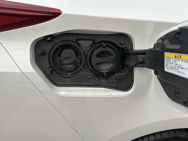トヨタ プリウス ＰＨＶ S ナビパッケージ 埼玉県 2017(平29)年 5.9万km ホワイトパールクリスタルシャイン TRDエアロ/社外アルミホイール19インチ/プッシュスタート/メモリナビ/フルセグTV/バックカメラ/クルーズコントロール/レーンキープアシスト/ETC2.0/シートヒーター/ステアリングヒーター/本革巻きステアリング/Bluetooth有/オートライト/充電ケーブル有/衝突安全ボディー/盗難防止システム/ブレーキアシスト/運転席エアバッグ	/助手席エアバッグ	/サイドエアバッグ/AC100V　1500W