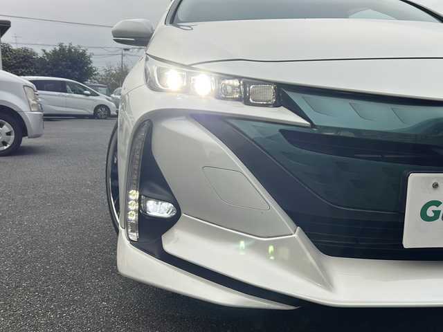 トヨタ プリウス ＰＨＶ S ナビパッケージ 埼玉県 2017(平29)年 5.9万km ホワイトパールクリスタルシャイン TRDエアロ/社外アルミホイール19インチ/プッシュスタート/メモリナビ/フルセグTV/バックカメラ/クルーズコントロール/レーンキープアシスト/ETC2.0/シートヒーター/ステアリングヒーター/本革巻きステアリング/Bluetooth有/オートライト/充電ケーブル有/衝突安全ボディー/盗難防止システム/ブレーキアシスト/運転席エアバッグ	/助手席エアバッグ	/サイドエアバッグ/AC100V　1500W