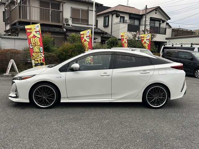 トヨタ プリウス ＰＨＶ S ナビパッケージ 埼玉県 2017(平29)年 5.9万km ホワイトパールクリスタルシャイン TRDエアロ/社外アルミホイール19インチ/プッシュスタート/メモリナビ/フルセグTV/バックカメラ/クルーズコントロール/レーンキープアシスト/ETC2.0/シートヒーター/ステアリングヒーター/本革巻きステアリング/Bluetooth有/オートライト/充電ケーブル有/衝突安全ボディー/盗難防止システム/ブレーキアシスト/運転席エアバッグ	/助手席エアバッグ	/サイドエアバッグ/AC100V　1500W
