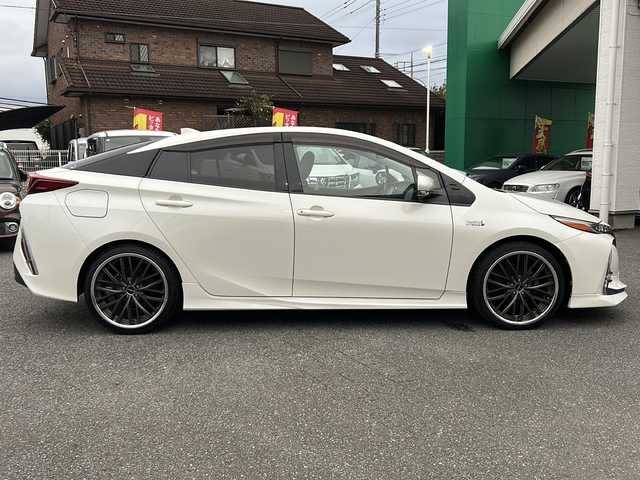 トヨタ プリウス ＰＨＶ S ナビパッケージ 埼玉県 2017(平29)年 5.9万km ホワイトパールクリスタルシャイン TRDエアロ/社外アルミホイール19インチ/プッシュスタート/メモリナビ/フルセグTV/バックカメラ/クルーズコントロール/レーンキープアシスト/ETC2.0/シートヒーター/ステアリングヒーター/本革巻きステアリング/Bluetooth有/オートライト/充電ケーブル有/衝突安全ボディー/盗難防止システム/ブレーキアシスト/運転席エアバッグ	/助手席エアバッグ	/サイドエアバッグ/AC100V　1500W