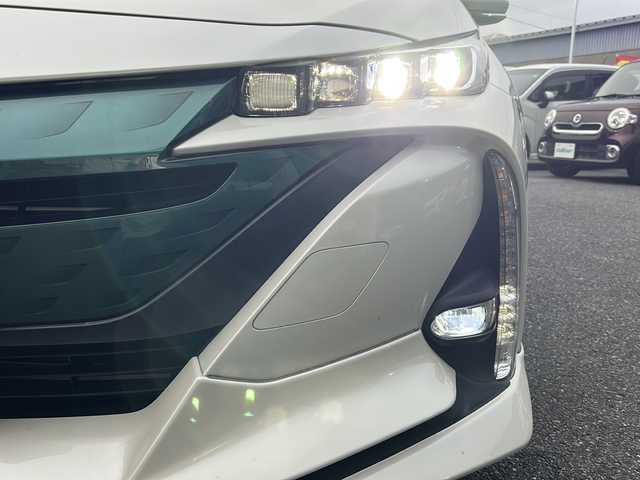 トヨタ プリウス ＰＨＶ S ナビパッケージ 埼玉県 2017(平29)年 5.9万km ホワイトパールクリスタルシャイン TRDエアロ/社外アルミホイール19インチ/プッシュスタート/メモリナビ/フルセグTV/バックカメラ/クルーズコントロール/レーンキープアシスト/ETC2.0/シートヒーター/ステアリングヒーター/本革巻きステアリング/Bluetooth有/オートライト/充電ケーブル有/衝突安全ボディー/盗難防止システム/ブレーキアシスト/運転席エアバッグ	/助手席エアバッグ	/サイドエアバッグ/AC100V　1500W