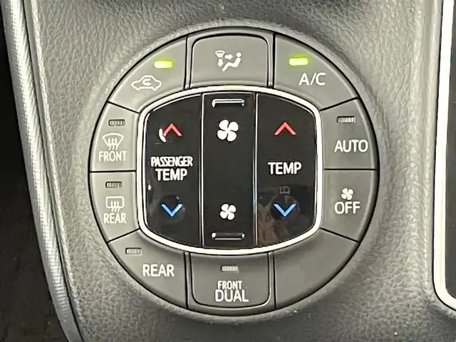 トヨタ ノア Si 千葉県 2016(平28)年 7万km ホワイトパールクリスタルシャイン 禁煙車/トヨタセーフティーセンス/　・プリクラッシュセーフティ/　・レーンディパーチャーアラート/　・オートマチックハイビーム/　・先行車発進お知らせ/純正9インチメモリナビ/　CD/DVD/BT/フルセグTV/フリップダウンモニター/両側パワースライドドア/バックカメラ/ビルトインETC/電動格納ミラー/革巻きステアリング/ステアリングスイッチ/純正フロアマット/LEDヘッドライト/純正16インチアルミホイール