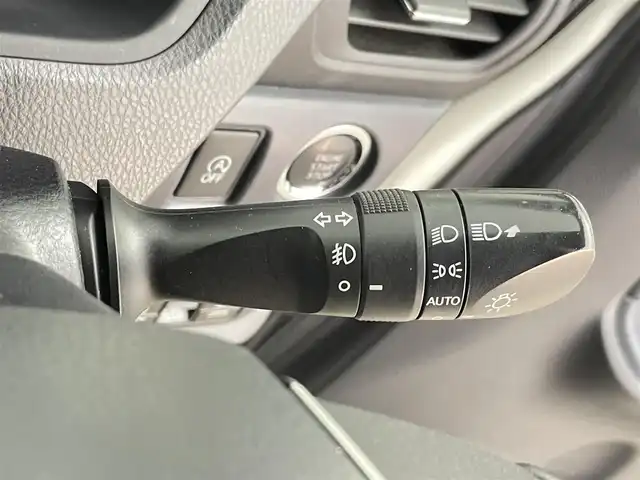 トヨタ ノア Si 千葉県 2016(平28)年 7万km ホワイトパールクリスタルシャイン 禁煙車/トヨタセーフティーセンス/　・プリクラッシュセーフティ/　・レーンディパーチャーアラート/　・オートマチックハイビーム/　・先行車発進お知らせ/純正9インチメモリナビ/　CD/DVD/BT/フルセグTV/フリップダウンモニター/両側パワースライドドア/バックカメラ/ビルトインETC/電動格納ミラー/革巻きステアリング/ステアリングスイッチ/純正フロアマット/LEDヘッドライト/純正16インチアルミホイール