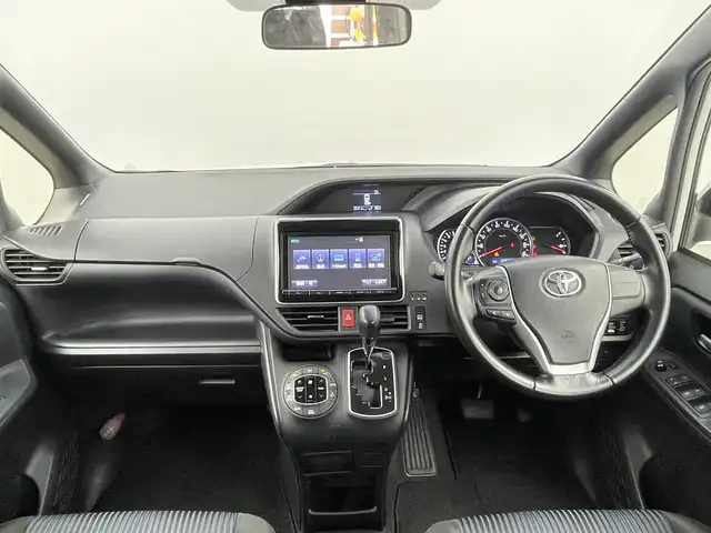トヨタ ノア Si 千葉県 2016(平28)年 7万km ホワイトパールクリスタルシャイン 禁煙車/トヨタセーフティーセンス/　・プリクラッシュセーフティ/　・レーンディパーチャーアラート/　・オートマチックハイビーム/　・先行車発進お知らせ/純正9インチメモリナビ/　CD/DVD/BT/フルセグTV/フリップダウンモニター/両側パワースライドドア/バックカメラ/ビルトインETC/電動格納ミラー/革巻きステアリング/ステアリングスイッチ/純正フロアマット/LEDヘッドライト/純正16インチアルミホイール