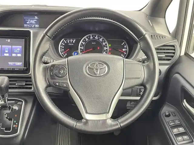 トヨタ ノア Si 千葉県 2016(平28)年 7万km ホワイトパールクリスタルシャイン 禁煙車/トヨタセーフティーセンス/　・プリクラッシュセーフティ/　・レーンディパーチャーアラート/　・オートマチックハイビーム/　・先行車発進お知らせ/純正9インチメモリナビ/　CD/DVD/BT/フルセグTV/フリップダウンモニター/両側パワースライドドア/バックカメラ/ビルトインETC/電動格納ミラー/革巻きステアリング/ステアリングスイッチ/純正フロアマット/LEDヘッドライト/純正16インチアルミホイール