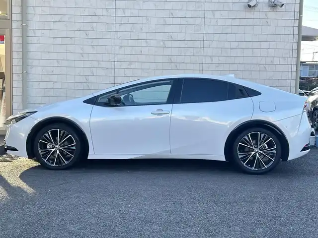 トヨタ プリウス Z 大分県 2023(令5)年 5.9万km プラチナホワイトパールマイカ 〇ワンオーナー/〇革シート/〇純正ディスプレイオーディオ（ナビ付）/　ラジオ・BT・USB/〇全方位カメラ/〇ETC/〇デジタルインナーミラー/〇ステアリングスイッチ/〇革巻きステアリング/〇ステアリングヒーター/〇オートハイビームアシスト/〇パワーバックドア/〇ヘッドライトレベライザー/〇置くだけ充電/〇シートヒーター/〇エアーシート/〇ACC/〇LKA/〇BSM/〇運転席パワーシート/〇AC100V/〇保証書/〇スペアキー