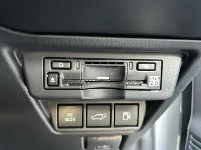 トヨタ プリウス Z 大分県 2023(令5)年 5.9万km プラチナホワイトパールマイカ 〇ワンオーナー/〇革シート/〇純正ディスプレイオーディオ（ナビ付）/　ラジオ・BT・USB/〇全方位カメラ/〇ETC/〇デジタルインナーミラー/〇ステアリングスイッチ/〇革巻きステアリング/〇ステアリングヒーター/〇オートハイビームアシスト/〇パワーバックドア/〇ヘッドライトレベライザー/〇置くだけ充電/〇シートヒーター/〇エアーシート/〇ACC/〇LKA/〇BSM/〇運転席パワーシート/〇AC100V/〇保証書/〇スペアキー