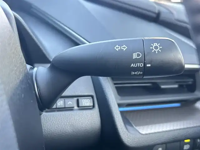 トヨタ プリウス Z 大分県 2023(令5)年 5.9万km プラチナホワイトパールマイカ 〇ワンオーナー/〇革シート/〇純正ディスプレイオーディオ（ナビ付）/　ラジオ・BT・USB/〇全方位カメラ/〇ETC/〇デジタルインナーミラー/〇ステアリングスイッチ/〇革巻きステアリング/〇ステアリングヒーター/〇オートハイビームアシスト/〇パワーバックドア/〇ヘッドライトレベライザー/〇置くだけ充電/〇シートヒーター/〇エアーシート/〇ACC/〇LKA/〇BSM/〇運転席パワーシート/〇AC100V/〇保証書/〇スペアキー