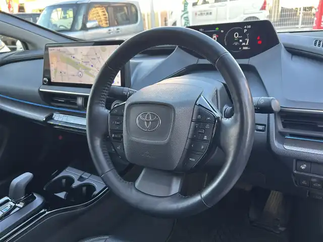 トヨタ プリウス Z 大分県 2023(令5)年 5.9万km プラチナホワイトパールマイカ 〇ワンオーナー/〇革シート/〇純正ディスプレイオーディオ（ナビ付）/　ラジオ・BT・USB/〇全方位カメラ/〇ETC/〇デジタルインナーミラー/〇ステアリングスイッチ/〇革巻きステアリング/〇ステアリングヒーター/〇オートハイビームアシスト/〇パワーバックドア/〇ヘッドライトレベライザー/〇置くだけ充電/〇シートヒーター/〇エアーシート/〇ACC/〇LKA/〇BSM/〇運転席パワーシート/〇AC100V/〇保証書/〇スペアキー