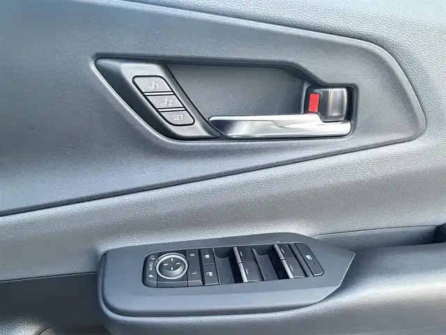 トヨタ プリウス Z 大分県 2023(令5)年 5.9万km プラチナホワイトパールマイカ 〇ワンオーナー/〇革シート/〇純正ディスプレイオーディオ（ナビ付）/　ラジオ・BT・USB/〇全方位カメラ/〇ETC/〇デジタルインナーミラー/〇ステアリングスイッチ/〇革巻きステアリング/〇ステアリングヒーター/〇オートハイビームアシスト/〇パワーバックドア/〇ヘッドライトレベライザー/〇置くだけ充電/〇シートヒーター/〇エアーシート/〇ACC/〇LKA/〇BSM/〇運転席パワーシート/〇AC100V/〇保証書/〇スペアキー