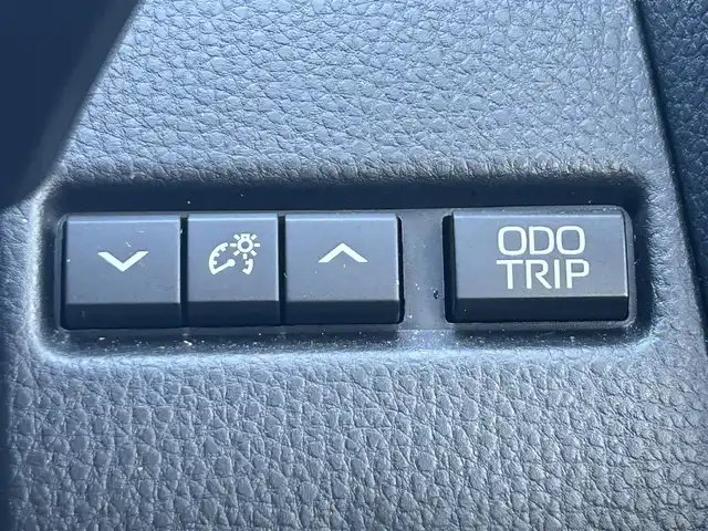 トヨタ プリウス Z 大分県 2023(令5)年 5.9万km プラチナホワイトパールマイカ 〇ワンオーナー/〇革シート/〇純正ディスプレイオーディオ（ナビ付）/　ラジオ・BT・USB/〇全方位カメラ/〇ETC/〇デジタルインナーミラー/〇ステアリングスイッチ/〇革巻きステアリング/〇ステアリングヒーター/〇オートハイビームアシスト/〇パワーバックドア/〇ヘッドライトレベライザー/〇置くだけ充電/〇シートヒーター/〇エアーシート/〇ACC/〇LKA/〇BSM/〇運転席パワーシート/〇AC100V/〇保証書/〇スペアキー