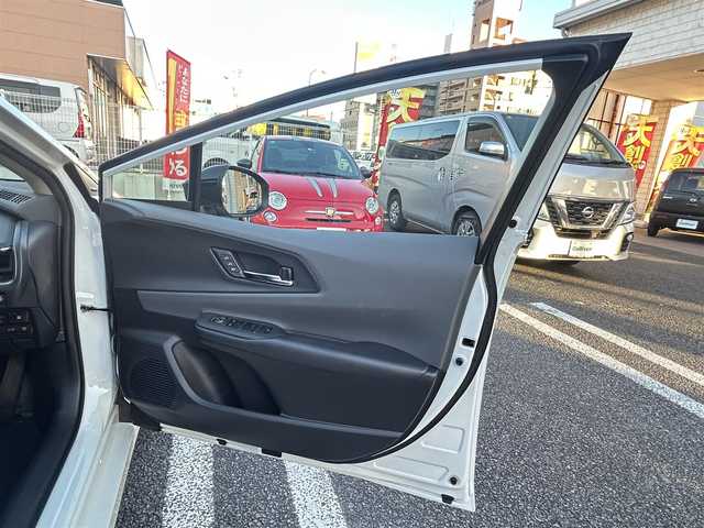 トヨタ プリウス Z 大分県 2023(令5)年 5.9万km プラチナホワイトパールマイカ 〇ワンオーナー/〇革シート/〇純正ディスプレイオーディオ（ナビ付）/　ラジオ・BT・USB/〇全方位カメラ/〇ETC/〇デジタルインナーミラー/〇ステアリングスイッチ/〇革巻きステアリング/〇ステアリングヒーター/〇オートハイビームアシスト/〇パワーバックドア/〇ヘッドライトレベライザー/〇置くだけ充電/〇シートヒーター/〇エアーシート/〇ACC/〇LKA/〇BSM/〇運転席パワーシート/〇AC100V/〇保証書/〇スペアキー