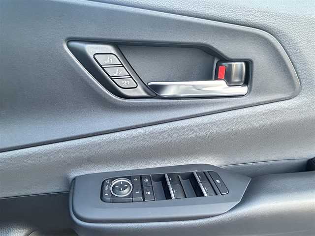 トヨタ プリウス Z 大分県 2023(令5)年 5.9万km プラチナホワイトパールマイカ 〇ワンオーナー/〇革シート/〇純正ディスプレイオーディオ（ナビ付）/　ラジオ・BT・USB/〇全方位カメラ/〇ETC/〇デジタルインナーミラー/〇ステアリングスイッチ/〇革巻きステアリング/〇ステアリングヒーター/〇オートハイビームアシスト/〇パワーバックドア/〇ヘッドライトレベライザー/〇置くだけ充電/〇シートヒーター/〇エアーシート/〇ACC/〇LKA/〇BSM/〇運転席パワーシート/〇AC100V/〇保証書/〇スペアキー