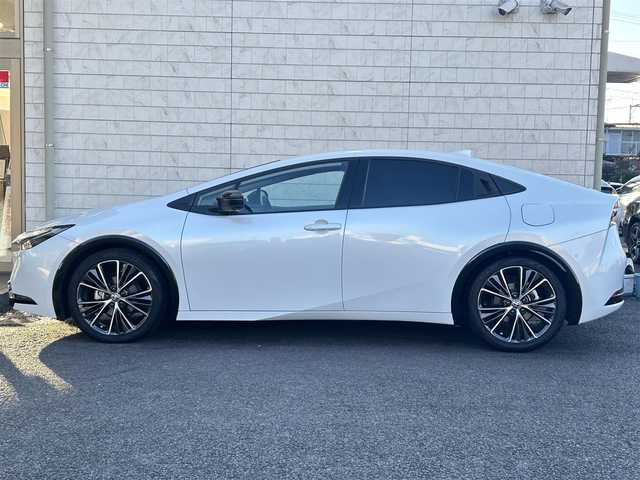 トヨタ プリウス Z 大分県 2023(令5)年 5.9万km プラチナホワイトパールマイカ 〇ワンオーナー/〇革シート/〇純正ディスプレイオーディオ（ナビ付）/　ラジオ・BT・USB/〇全方位カメラ/〇ETC/〇デジタルインナーミラー/〇ステアリングスイッチ/〇革巻きステアリング/〇ステアリングヒーター/〇オートハイビームアシスト/〇パワーバックドア/〇ヘッドライトレベライザー/〇置くだけ充電/〇シートヒーター/〇エアーシート/〇ACC/〇LKA/〇BSM/〇運転席パワーシート/〇AC100V/〇保証書/〇スペアキー