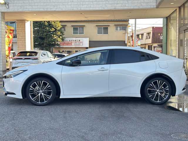 トヨタ プリウス Z 大分県 2023(令5)年 5.9万km プラチナホワイトパールマイカ 〇ワンオーナー/〇革シート/〇純正ディスプレイオーディオ（ナビ付）/　ラジオ・BT・USB/〇全方位カメラ/〇ETC/〇デジタルインナーミラー/〇ステアリングスイッチ/〇革巻きステアリング/〇ステアリングヒーター/〇オートハイビームアシスト/〇パワーバックドア/〇ヘッドライトレベライザー/〇置くだけ充電/〇シートヒーター/〇エアーシート/〇ACC/〇LKA/〇BSM/〇運転席パワーシート/〇AC100V/〇保証書/〇スペアキー