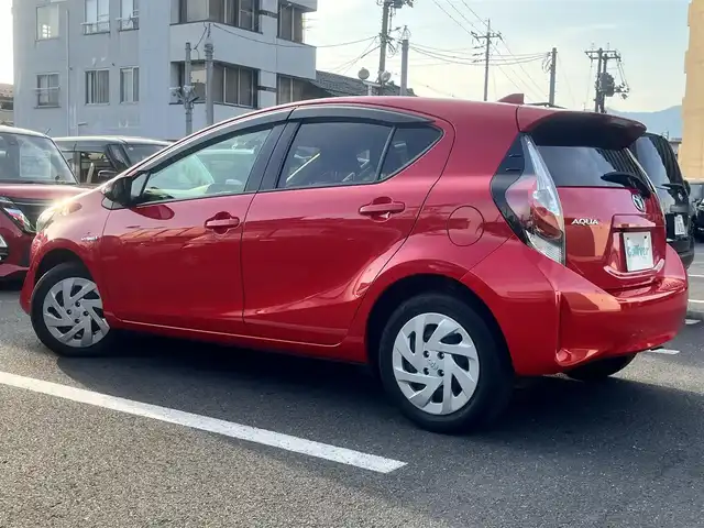 トヨタ アクア S 島根県 2018(平30)年 2.7万km スーパーレッドⅤ 社外メモリーナビ　/ワンセグTV　/バックカメラ　/前方ドライブレコーダー/ビルトインETC　/ウィンカーミラー　/純正フロアマット/ドアバイザー/保証書　/取扱説明書　/スペアキー1本
