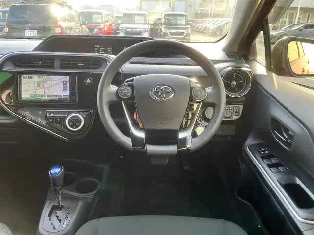 トヨタ アクア S 島根県 2018(平30)年 2.7万km スーパーレッドⅤ 社外メモリーナビ　/ワンセグTV　/バックカメラ　/前方ドライブレコーダー/ビルトインETC　/ウィンカーミラー　/純正フロアマット/ドアバイザー/保証書　/取扱説明書　/スペアキー1本