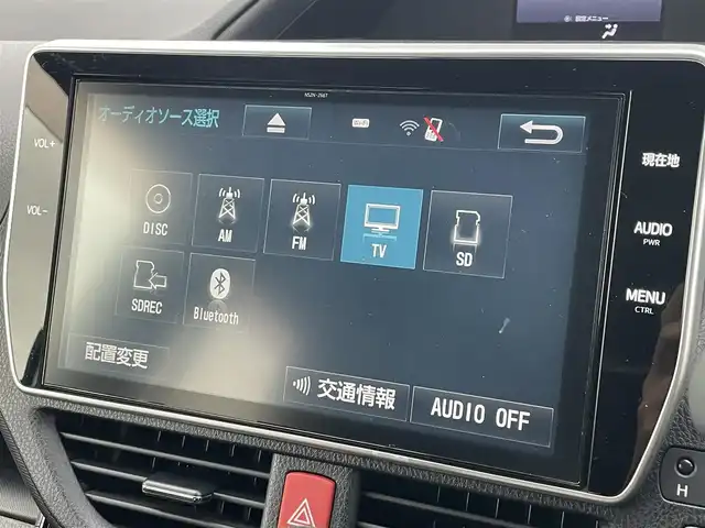 トヨタ ノア Si 滋賀県 2017(平29)年 3.8万km ホワイトパールクリスタルシャイン 純正SDナビ/(フルセグTV CD DVD Bluetooth)/バックカメラ/衝突軽減ブレーキ/車線逸脱警報/アイドリングストップ/両側パワースライドドア/プッシュスタート/スマートキー/ドラレコ付インナーミラー/ETC/電動格納ミラー/ウインカーミラー/ドアバイザー/純正フロアマット/LEDヘッドライト/オートライト/オートマチックハイビーム