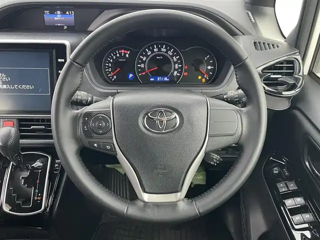トヨタ ノア Si 滋賀県 2017(平29)年 3.8万km ホワイトパールクリスタルシャイン 純正SDナビ/(フルセグTV CD DVD Bluetooth)/バックカメラ/衝突軽減ブレーキ/車線逸脱警報/アイドリングストップ/両側パワースライドドア/プッシュスタート/スマートキー/ドラレコ付インナーミラー/ETC/電動格納ミラー/ウインカーミラー/ドアバイザー/純正フロアマット/LEDヘッドライト/オートライト/オートマチックハイビーム