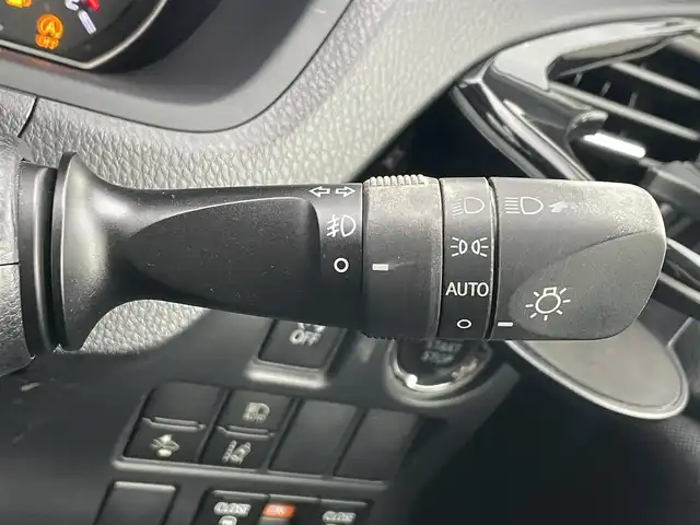 トヨタ ノア Si 滋賀県 2017(平29)年 3.8万km ホワイトパールクリスタルシャイン 純正SDナビ/(フルセグTV CD DVD Bluetooth)/バックカメラ/衝突軽減ブレーキ/車線逸脱警報/アイドリングストップ/両側パワースライドドア/プッシュスタート/スマートキー/ドラレコ付インナーミラー/ETC/電動格納ミラー/ウインカーミラー/ドアバイザー/純正フロアマット/LEDヘッドライト/オートライト/オートマチックハイビーム