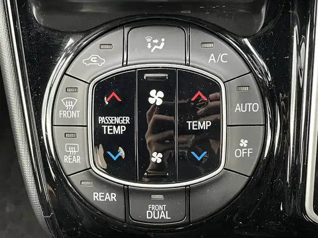 トヨタ ノア Si 滋賀県 2017(平29)年 3.8万km ホワイトパールクリスタルシャイン 純正SDナビ/(フルセグTV CD DVD Bluetooth)/バックカメラ/衝突軽減ブレーキ/車線逸脱警報/アイドリングストップ/両側パワースライドドア/プッシュスタート/スマートキー/ドラレコ付インナーミラー/ETC/電動格納ミラー/ウインカーミラー/ドアバイザー/純正フロアマット/LEDヘッドライト/オートライト/オートマチックハイビーム