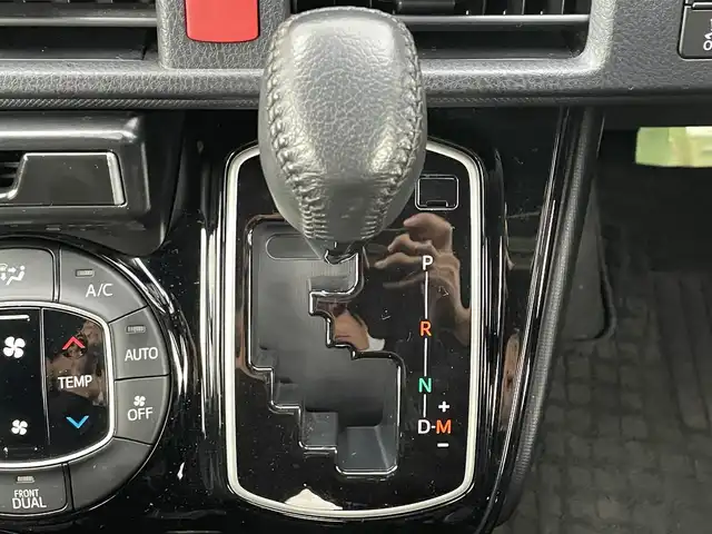 トヨタ ノア Si 滋賀県 2017(平29)年 3.8万km ホワイトパールクリスタルシャイン 純正SDナビ/(フルセグTV CD DVD Bluetooth)/バックカメラ/衝突軽減ブレーキ/車線逸脱警報/アイドリングストップ/両側パワースライドドア/プッシュスタート/スマートキー/ドラレコ付インナーミラー/ETC/電動格納ミラー/ウインカーミラー/ドアバイザー/純正フロアマット/LEDヘッドライト/オートライト/オートマチックハイビーム