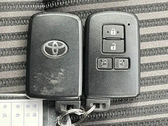 トヨタ ノア Si 滋賀県 2017(平29)年 3.8万km ホワイトパールクリスタルシャイン 純正SDナビ/(フルセグTV CD DVD Bluetooth)/バックカメラ/衝突軽減ブレーキ/車線逸脱警報/アイドリングストップ/両側パワースライドドア/プッシュスタート/スマートキー/ドラレコ付インナーミラー/ETC/電動格納ミラー/ウインカーミラー/ドアバイザー/純正フロアマット/LEDヘッドライト/オートライト/オートマチックハイビーム