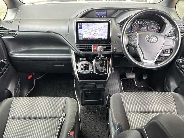 トヨタ ヴォクシー ZS 煌Ⅱ 静岡県 2019(令1)年 8.8万km ホワイトパールクリスタルシャイン 社外ナビ/・バックモニター/・Bluetooth/・フルセグTV/・CD/DVD/・USB/・iPod/・ALPINEフリップダウンモニター/主要装備/・プッシュスタート/・両側パワースライドドア/・ETC車載器/・ドライブレコーダー/・プリクラッシュセーフティ/・レーンキープアシスト/・パーキングサポートブレーキ/・先行車発進お知らせ機能/・オートマチックハイビーム/・前後コーナーセンサー/・LEDヘッドライト/・純正16インチＡＷ/・純正フロアマット