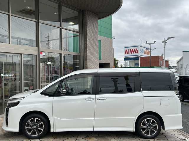 トヨタ ヴォクシー ZS 煌Ⅱ 静岡県 2019(令1)年 8.8万km ホワイトパールクリスタルシャイン 社外ナビ/・バックモニター/・Bluetooth/・フルセグTV/・CD/DVD/・USB/・iPod/・ALPINEフリップダウンモニター/主要装備/・プッシュスタート/・両側パワースライドドア/・ETC車載器/・ドライブレコーダー/・プリクラッシュセーフティ/・レーンキープアシスト/・パーキングサポートブレーキ/・先行車発進お知らせ機能/・オートマチックハイビーム/・前後コーナーセンサー/・LEDヘッドライト/・純正16インチＡＷ/・純正フロアマット