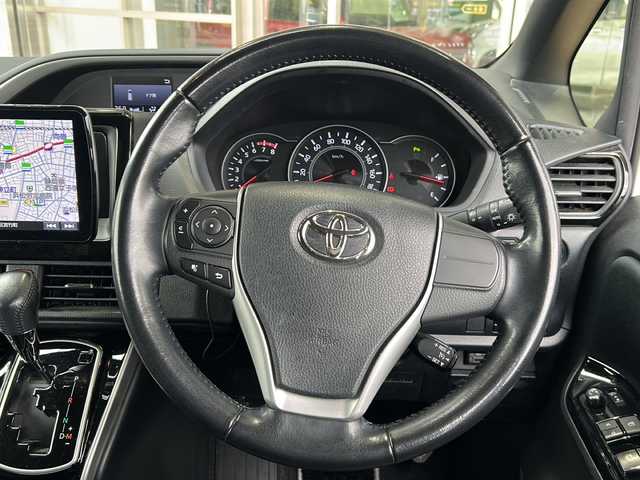 トヨタ ヴォクシー ZS 煌Ⅱ 静岡県 2019(令1)年 8.8万km ホワイトパールクリスタルシャイン 社外ナビ/・バックモニター/・Bluetooth/・フルセグTV/・CD/DVD/・USB/・iPod/・ALPINEフリップダウンモニター/主要装備/・プッシュスタート/・両側パワースライドドア/・ETC車載器/・ドライブレコーダー/・プリクラッシュセーフティ/・レーンキープアシスト/・パーキングサポートブレーキ/・先行車発進お知らせ機能/・オートマチックハイビーム/・前後コーナーセンサー/・LEDヘッドライト/・純正16インチＡＷ/・純正フロアマット