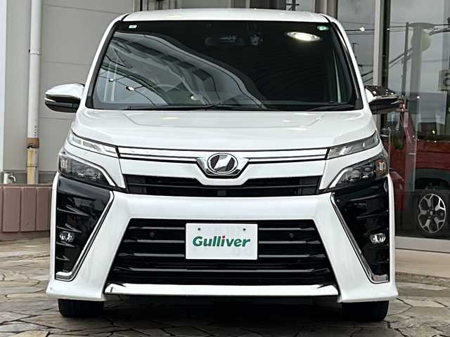 トヨタ ヴォクシー ZS 煌Ⅱ 静岡県 2019(令1)年 8.8万km ホワイトパールクリスタルシャイン 社外ナビ/・バックモニター/・Bluetooth/・フルセグTV/・CD/DVD/・USB/・iPod/・ALPINEフリップダウンモニター/主要装備/・プッシュスタート/・両側パワースライドドア/・ETC車載器/・ドライブレコーダー/・プリクラッシュセーフティ/・レーンキープアシスト/・パーキングサポートブレーキ/・先行車発進お知らせ機能/・オートマチックハイビーム/・前後コーナーセンサー/・LEDヘッドライト/・純正16インチＡＷ/・純正フロアマット