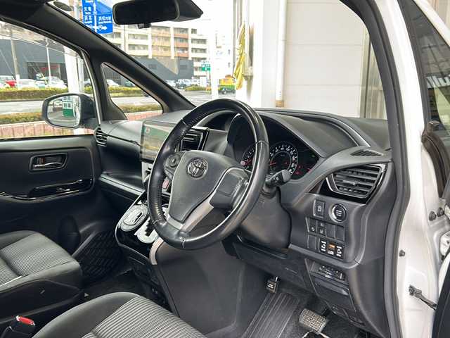 トヨタ ヴォクシー ZS 煌Ⅱ 静岡県 2019(令1)年 8.8万km ホワイトパールクリスタルシャイン 社外ナビ/・バックモニター/・Bluetooth/・フルセグTV/・CD/DVD/・USB/・iPod/・ALPINEフリップダウンモニター/主要装備/・プッシュスタート/・両側パワースライドドア/・ETC車載器/・ドライブレコーダー/・プリクラッシュセーフティ/・レーンキープアシスト/・パーキングサポートブレーキ/・先行車発進お知らせ機能/・オートマチックハイビーム/・前後コーナーセンサー/・LEDヘッドライト/・純正16インチＡＷ/・純正フロアマット
