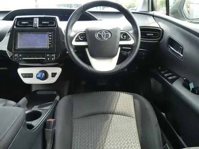 トヨタ プリウス S 千葉県 2015(平27)年 6.2万km シルバーM Toyota Safety Sense/・プリクラッシュセーフティ/・レーンディパーチャーアラート/・オートハイビーム/・レーダークルーズコントロール/アイドリングストップ/純正SDナビ/ワンセグTV/【CD再生機能　Bluetooth接続】/バックカメラ/革巻きステアリング/ETC/LEDヘッドライト/フォグライト/ウインカーミラー/純正15インチアルミホイル/サイド/カーテンエアバッグ/スマートキー