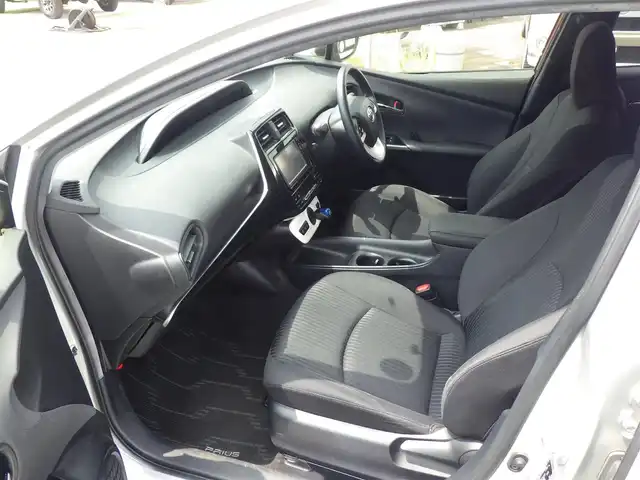 トヨタ プリウス S 千葉県 2015(平27)年 6.2万km シルバーM Toyota Safety Sense/・プリクラッシュセーフティ/・レーンディパーチャーアラート/・オートハイビーム/・レーダークルーズコントロール/アイドリングストップ/純正SDナビ/ワンセグTV/【CD再生機能　Bluetooth接続】/バックカメラ/革巻きステアリング/ETC/LEDヘッドライト/フォグライト/ウインカーミラー/純正15インチアルミホイル/サイド/カーテンエアバッグ/スマートキー