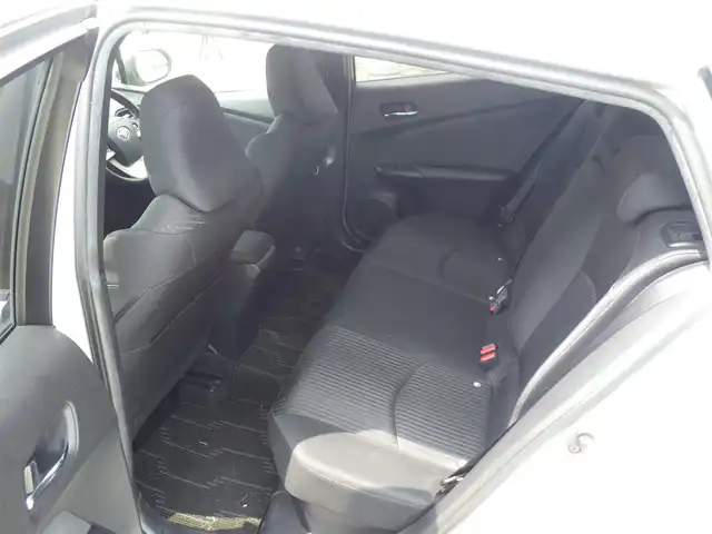 トヨタ プリウス S 千葉県 2015(平27)年 6.2万km シルバーM Toyota Safety Sense/・プリクラッシュセーフティ/・レーンディパーチャーアラート/・オートハイビーム/・レーダークルーズコントロール/アイドリングストップ/純正SDナビ/ワンセグTV/【CD再生機能　Bluetooth接続】/バックカメラ/革巻きステアリング/ETC/LEDヘッドライト/フォグライト/ウインカーミラー/純正15インチアルミホイル/サイド/カーテンエアバッグ/スマートキー