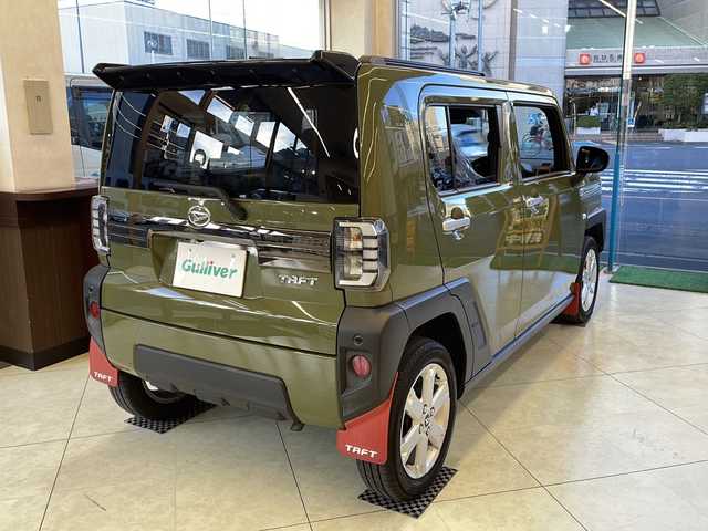 ダイハツ タフト G ターボ 埼玉県 2021(令3)年 2.4万km フォレストカーキメタリック 登録時23584km/ガラスルーフ/社外メモリナビ（CN-HE01WD）/CD/DVD/BT/フルセグ/SD/USB/バックカメラ/アダプティブクルーズコントロール/プッシュスタート/ルーフレール/ETC/前後ドライブレコーダー（ZDR 035KT-P）/LEDヘッドライト/オートライト/フォグランプ/コーナーセンサー/純正フロアマット/レーンキープアシスト/衝突軽減ブレーキ/アイドリングストップ/横滑り防止装置/純正15インチアルミホイール/D＋N席シートヒーター/ステアリングリモコン/革巻きステアリング/電動格納ミラー/オートブレーキホールド/スマートキー×2/取扱説明書/保証書