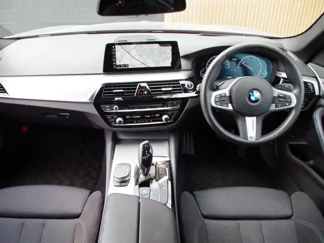 ＢＭＷ ５２３ｄ xDrive Mスピリット 埼玉県 2020(令2)年 2.8万km グレー 1オーナー/アダプティブクルーズコントロール/インテリジェントセーフティ/ヘッドアップディスプレイ/パークディスタンスコントロール/ブラインドスポットモニター/コンフォートアクセス/全周囲カメラ/純正ナビ/ドラレコ/ETC/フルセグTV/シートポジションメモリー機能