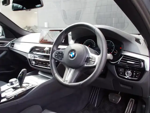 ＢＭＷ ５２３ｄ xDrive Mスピリット 埼玉県 2020(令2)年 2.8万km グレー 1オーナー/アダプティブクルーズコントロール/インテリジェントセーフティ/ヘッドアップディスプレイ/パークディスタンスコントロール/ブラインドスポットモニター/コンフォートアクセス/全周囲カメラ/純正ナビ/ドラレコ/ETC/フルセグTV/シートポジションメモリー機能