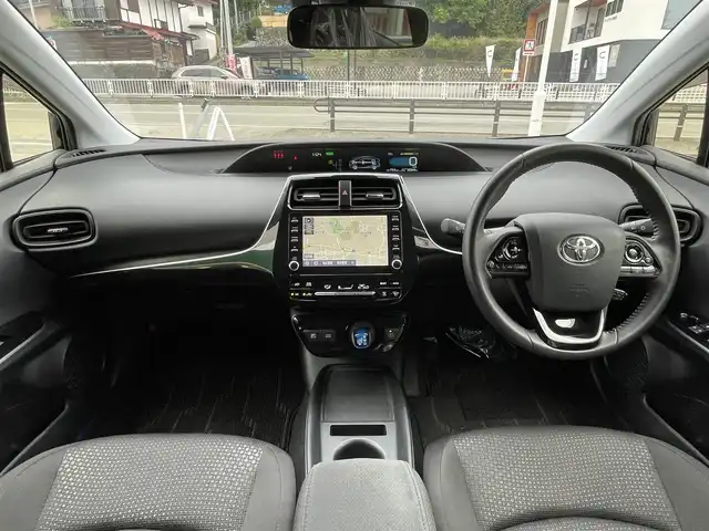 トヨタ プリウス S 岐阜県 2022(令4)年 6万km アティチュードブラックマイカ 4WD/純正ナビ　/・TV/Bluetooth/CD/アダプティブクルーズコントロール　/プリクラッシュセーフティ　/レーントレーシングアシスト　/オートハイビーム　/前後クリアランスソナー　/バックカメラ/ＡＣ１００Ｖアクセサリコンセント　/LEDヘッドランプ/フォグランプ/純正15インチアルミホイール/ウインドシールドデアイサー/ＥＴＣ/禁煙車/スペアキー×1