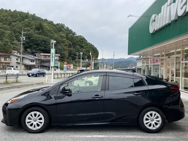トヨタ プリウス S 岐阜県 2022(令4)年 6万km アティチュードブラックマイカ 4WD/純正ナビ　/・TV/Bluetooth/CD/アダプティブクルーズコントロール　/プリクラッシュセーフティ　/レーントレーシングアシスト　/オートハイビーム　/前後クリアランスソナー　/バックカメラ/ＡＣ１００Ｖアクセサリコンセント　/LEDヘッドランプ/フォグランプ/純正15インチアルミホイール/ウインドシールドデアイサー/ＥＴＣ/禁煙車/スペアキー×1