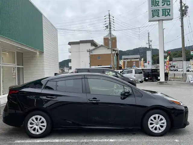 トヨタ プリウス S 岐阜県 2022(令4)年 6万km アティチュードブラックマイカ 4WD/純正ナビ　/・TV/Bluetooth/CD/アダプティブクルーズコントロール　/プリクラッシュセーフティ　/レーントレーシングアシスト　/オートハイビーム　/前後クリアランスソナー　/バックカメラ/ＡＣ１００Ｖアクセサリコンセント　/LEDヘッドランプ/フォグランプ/純正15インチアルミホイール/ウインドシールドデアイサー/ＥＴＣ/禁煙車/スペアキー×1