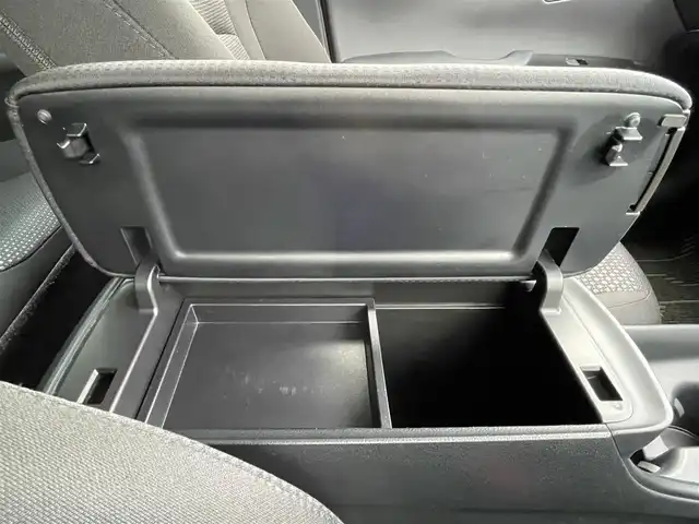 トヨタ プリウス S 岐阜県 2022(令4)年 6万km アティチュードブラックマイカ 4WD/純正ナビ　/・TV/Bluetooth/CD/アダプティブクルーズコントロール　/プリクラッシュセーフティ　/レーントレーシングアシスト　/オートハイビーム　/前後クリアランスソナー　/バックカメラ/ＡＣ１００Ｖアクセサリコンセント　/LEDヘッドランプ/フォグランプ/純正15インチアルミホイール/ウインドシールドデアイサー/ＥＴＣ/禁煙車/スペアキー×1