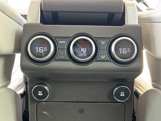 ランドローバー ランドローバー ディスカバリー HSE 静岡県 2018(平30)年 9万km 黒 純正ナビ/・Apple Car Play/・Android Auto/・Bluetooth/・USB/・HDMI/・フルセグTV/・CD/DVD/主要装備/・バックカメラ/・ドライブレコーダー/・白革/・前席パワーシート/・MERIDIANサウンド/・ダウンヒルアシスト/・走行モード切替/・パワーバックドア/・衝突回避/・レーンディパーチャーワーニング/・追従クルコン/・1列目+２列目左右独立温度調整オートエアコン