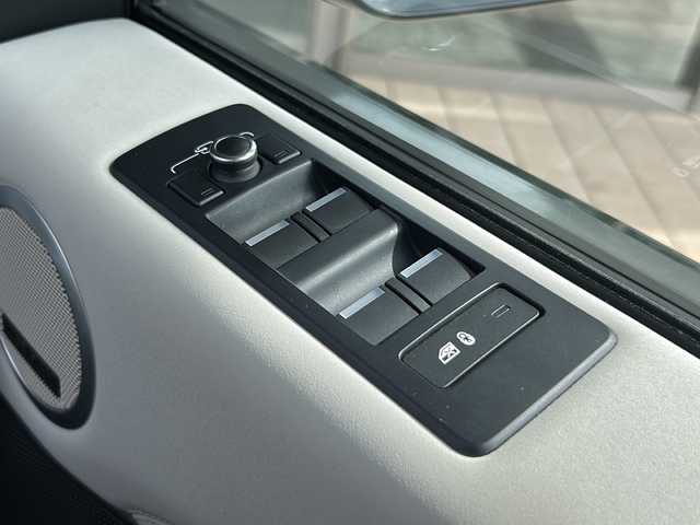 ランドローバー ランドローバー ディスカバリー HSE 静岡県 2018(平30)年 9万km 黒 純正ナビ/・Apple Car Play/・Android Auto/・Bluetooth/・USB/・HDMI/・フルセグTV/・CD/DVD/主要装備/・バックカメラ/・ドライブレコーダー/・白革/・前席パワーシート/・MERIDIANサウンド/・ダウンヒルアシスト/・走行モード切替/・パワーバックドア/・衝突回避/・レーンディパーチャーワーニング/・追従クルコン/・1列目+２列目左右独立温度調整オートエアコン