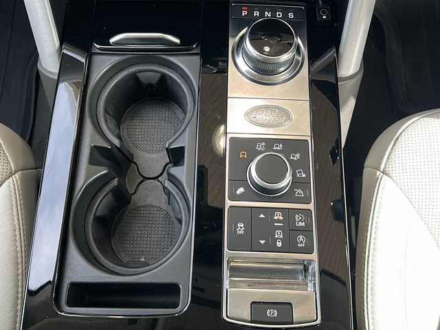 ランドローバー ランドローバー ディスカバリー HSE 静岡県 2018(平30)年 9万km 黒 純正ナビ/・Apple Car Play/・Android Auto/・Bluetooth/・USB/・HDMI/・フルセグTV/・CD/DVD/主要装備/・バックカメラ/・ドライブレコーダー/・白革/・前席パワーシート/・MERIDIANサウンド/・ダウンヒルアシスト/・走行モード切替/・パワーバックドア/・衝突回避/・レーンディパーチャーワーニング/・追従クルコン/・1列目+２列目左右独立温度調整オートエアコン