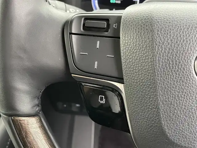 トヨタ アルファードハイブリット エグゼクティブ ラウンジ 愛知県 2023(令5)年 4.4万km プラチナホワイトパールマイカ モデリスタエアロ（F・S・R）/デジタルインナーミラー/ユニバーサルステップ/左右独立ムーンルーフ/純正ディスプレイオーディオナビ/（CD/DVD/FM/AM/BT/HDMI/AC100V）/フルセグTV（キャンセラー付き）/JBLサウンドシステム/リアエンターテイメントシステム/パノラミックビューモニター/ビルトイン2.0ETC/純正19インチAW/トヨタチームメイト/トヨタセーフティセンス/ブラインドスポットモニター/ヘッドアップディスプレイ/レーダークルーズコントロール/前後ドライブレコーダー/両側パワースライドドア/パワーバックドア/置くだけ充電/プロテクションフィルム/レインクリアリングブルーミラー/レザーシート/前席＋2列目パワーシート/前席＋2列目シートヒーター/エアシート/ハンドルヒーター/純正フロアマット/純正ドアバイザー/LEDヘッドライト/シーケンシャルウィンカー