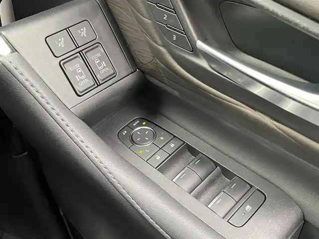 トヨタ アルファードハイブリット エグゼクティブ ラウンジ 愛知県 2023(令5)年 4.4万km プラチナホワイトパールマイカ モデリスタエアロ（F・S・R）/デジタルインナーミラー/ユニバーサルステップ/左右独立ムーンルーフ/純正ディスプレイオーディオナビ/（CD/DVD/FM/AM/BT/HDMI/AC100V）/フルセグTV（キャンセラー付き）/JBLサウンドシステム/リアエンターテイメントシステム/パノラミックビューモニター/ビルトイン2.0ETC/純正19インチAW/トヨタチームメイト/トヨタセーフティセンス/ブラインドスポットモニター/ヘッドアップディスプレイ/レーダークルーズコントロール/前後ドライブレコーダー/両側パワースライドドア/パワーバックドア/置くだけ充電/プロテクションフィルム/レインクリアリングブルーミラー/レザーシート/前席＋2列目パワーシート/前席＋2列目シートヒーター/エアシート/ハンドルヒーター/純正フロアマット/純正ドアバイザー/LEDヘッドライト/シーケンシャルウィンカー